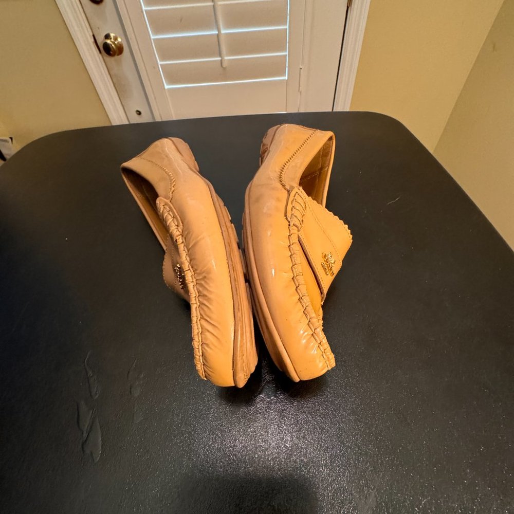 Coach Odette Solid tan Patent Leather Driver Loafer gold Logo Size 8.5 - Picture 7 of 12